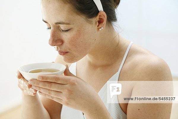 Frau hält eine Tasse Tee