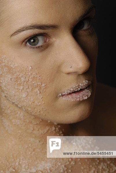 Kosmetik mit Naturprodukten : Salz - Gesicht einer jungen Frau mund