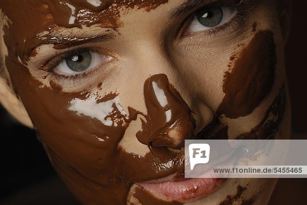 Naturkosmetik: Schokolade - Gesicht einer jungen Frau mund