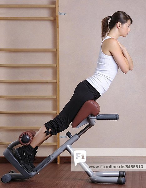 Junge Frau trainiert in einem Fitnessstudio