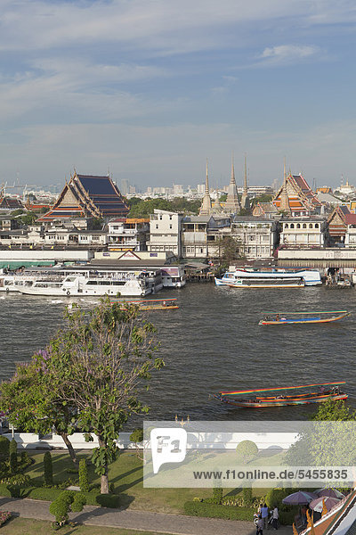 Blick auf die Altstadt von Bangkok von dem buddhistischen Tempel Wat Arun  Thailand  Asien