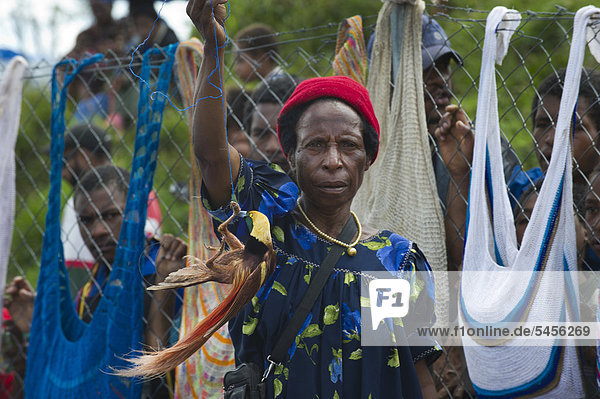 Frau auf Markt bietet Männchen des Raggi-Paradiesvogels zum Verkauf an  Mount Hagen  Papua-Neuguinea  Ozeanien