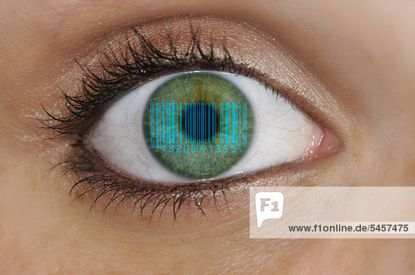 Detailaufnahme Auge mit Barcode EAN  European Article Number  auf Iris  Symbolbild gläserner Kunde