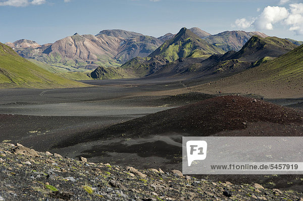 Die Wüstenlandschaft von Emstrur mit Blick auf die Rhyolithberge von Fjallabak  dritte Tagesetappe des beliebten Wanderweges Laugavegur  Island  Europa