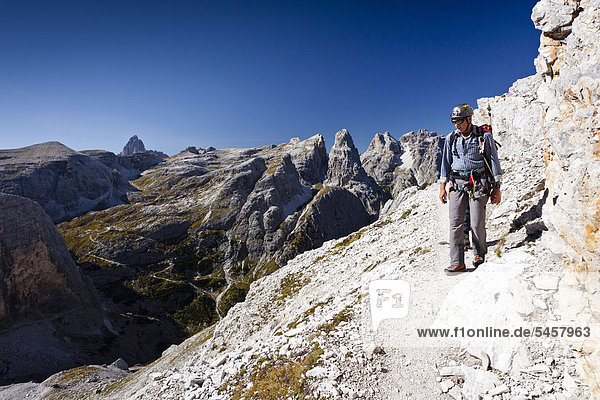 Wanderer im Alpinisteig am Einser  hinten die Dreischusterspitze  Sexten  Hochpustertal  Dolomiten  Südtirol  Italien  Europa