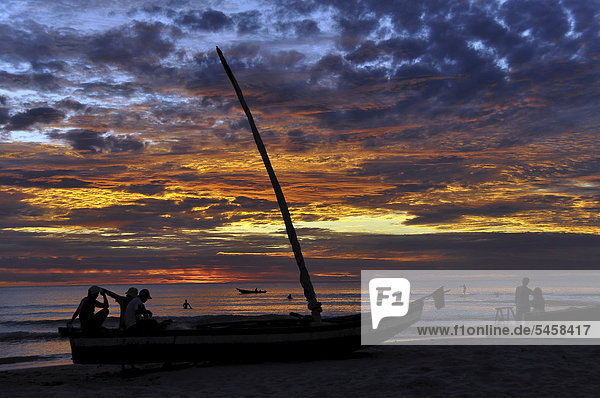 Fischerboote im Sonnenuntergang am Strand  Jericoacoara  Cear·  Brasilien  Südamerika