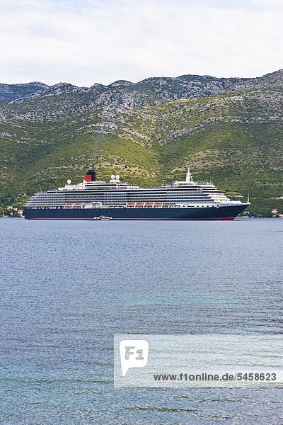 Luxuskreuzfahrtschiff Queen Victoria in der Bucht vor Korcula  Insel Korcula  Mitteldalmatien  Dalmatien  Adriaküste  Kroatien  Europa  ÖffentlicherGrund