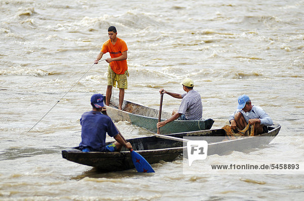 Fischer bei der Arbeit am Fluss Magdalena  Stadt Honda  Kolumbien  Südamerika  Lateinamerika