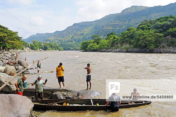 Fischer bei der Arbeit am Fluss Magdalena  Stadt Honda  Kolumbien  Südamerika  Lateinamerika