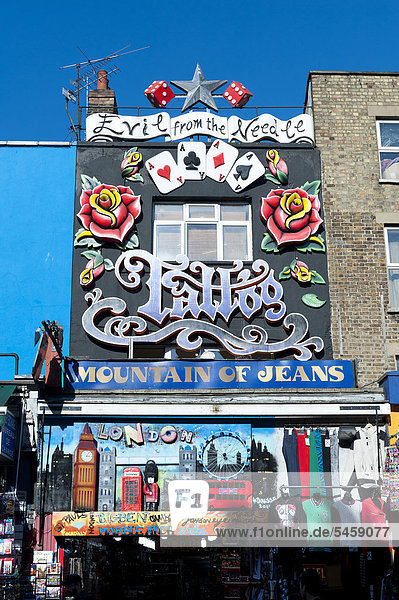 Bunt dekorierte und bemalte Fassade eines Tattoo-Salons  Camden Market  Camden Town  London  Großbritannien  Europa