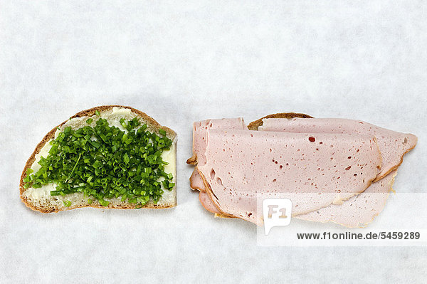 Scheibe Brot mit Schnittlauch und Scheibe Brot mit Leberkäse