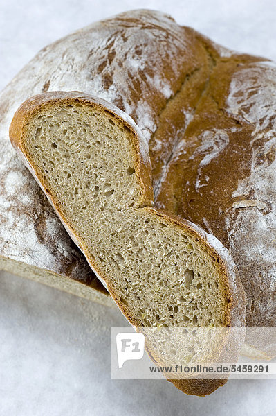 Selbstgebackenes Kartoffelbrot aus Sauerteig Weizenmehl Roggenmehl Hefe und mehligen Kartoffeln - Rezeptdatei vorhanden