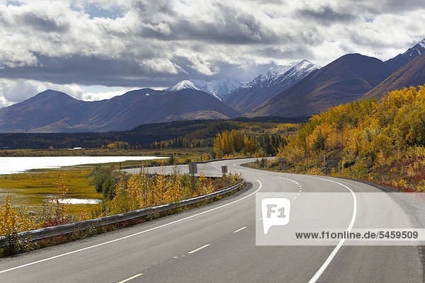 hinter Gebirge Farbaufnahme Farbe See Absperrung Herbst vorwärts Yukon Kluane Nationalpark Kanada