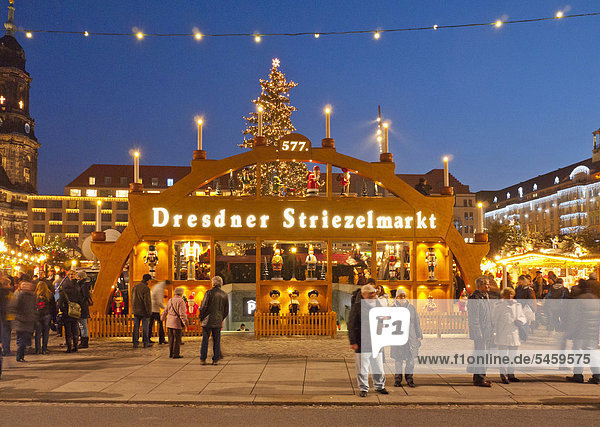 Weihnachtlicher Striezelmarkt in Dresden  Sachsen  Deutschland  Europa  ÖffentlicherGrund