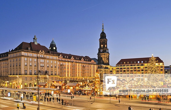 Weihnachtlicher Striezelmarkt in Dresden  Sachsen  Deutschland  Europa