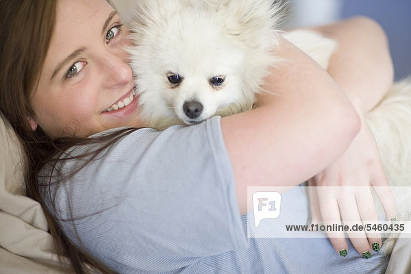 Jugendlicher  umarmen  lächeln  Hund  Mädchen