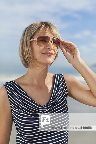 Außenaufnahme  Frau  Kleidung  Sonnenbrille  freie Natur