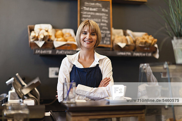 Lächelnde Frau bei der Arbeit im Café