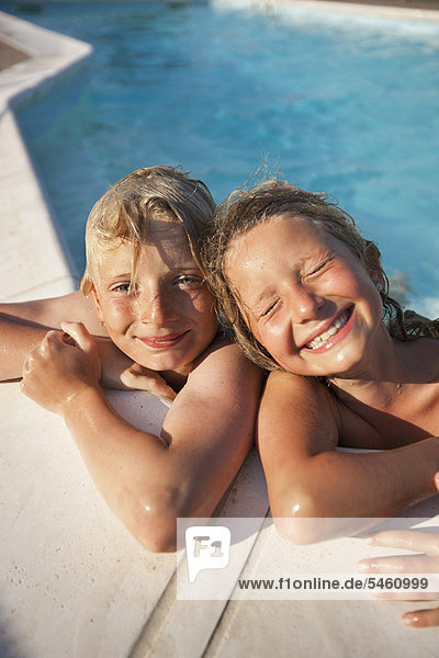 Lächelnde Kinder im Schwimmbad