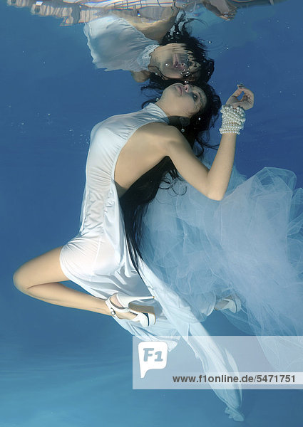 Frau Unterwasseraufnahme zeigen Mode