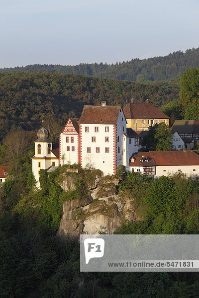 Burg Egloffstein  Blick vom Pfarrfelsen  Fränkische Schweiz  Oberfranken  Franken  Bayern  Deutschland  Europa  ÖffentlicherGrund