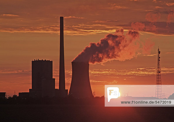 Kohlekraftwerk vor Sonnenuntergang