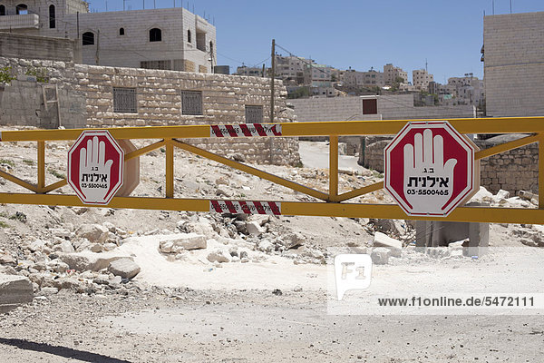 Grenze mit hebräischem Warnschild  nicht überqueren  Hebron Mitte  Westjordanland  Palästina  Vorderasien
