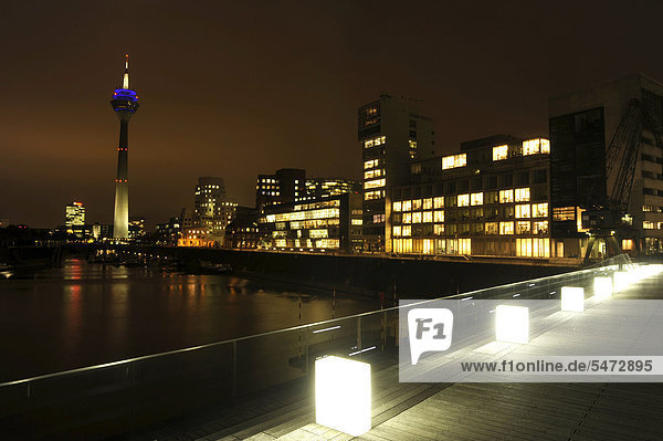 Düsseldorfer Medienhafen mit Gehry Bauten und Rheinturm bei Nacht  Düsseldorf  Nordrhein-Westfalen  Deutschland  Europa