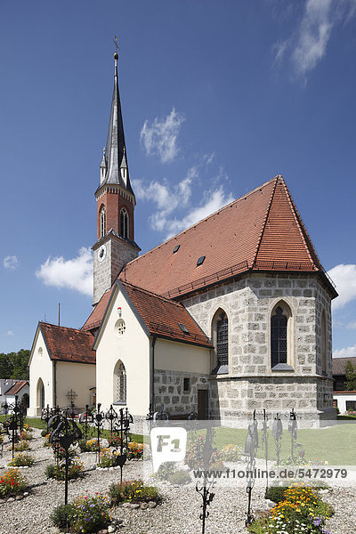 Kirche von Rabenden  Gemeinde Altenmarkt an der Alz  Chiemgau  Oberbayern  Bayern  Deutschland  Europa