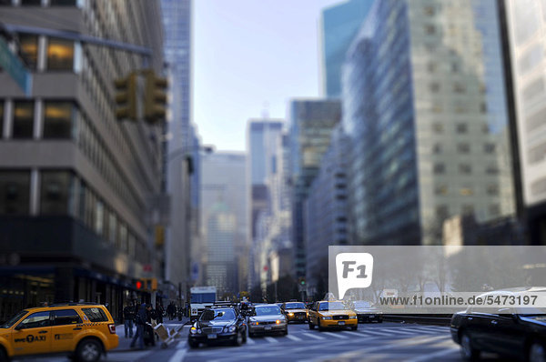 Straßenverkehr  Hochhäuser  Manhattan  New York  USA  Nordamerika