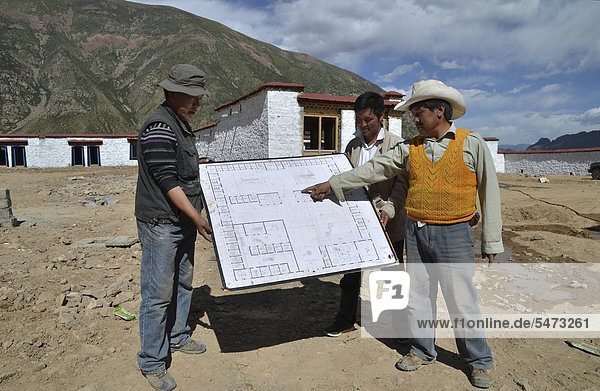 Tibetan craftsmen during the construction of a traditional Tibetan building  Pundo  Reting  Himalayas  Lhundrup County  central Tibet  Tibet  China  Asia