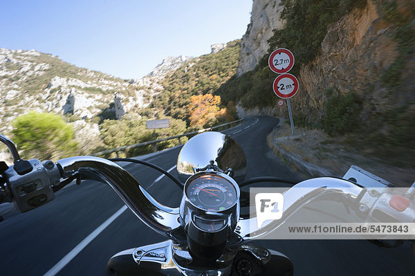 Ein Motorroller fährt in der Gorges de Galamus  einer engen Passage zwischen den DÈpartements Aude und PyrÈnÈes-Orientales  Nordkatalonien  Frankreich  Europa  ÖffentlicherGrund