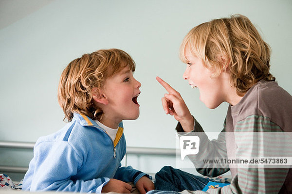 Zwei kleine Jungen streiten sich.