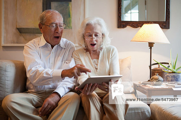 Seniorenpaar mit Computertablett zu Hause