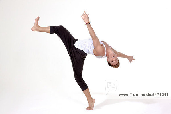 Tänzerin mit einem Bein in der Luft ausgelöst ausgeglichen