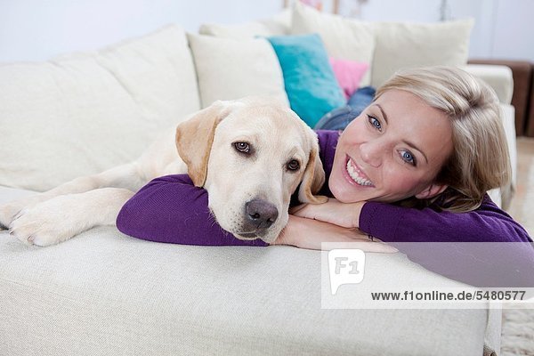 liegend liegen liegt liegendes liegender liegende daliegen Frau Couch Hund jung