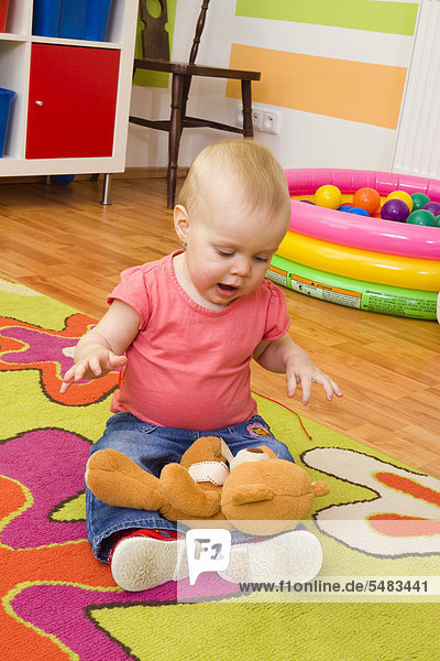 Baby 1 Jahr beim Spielen