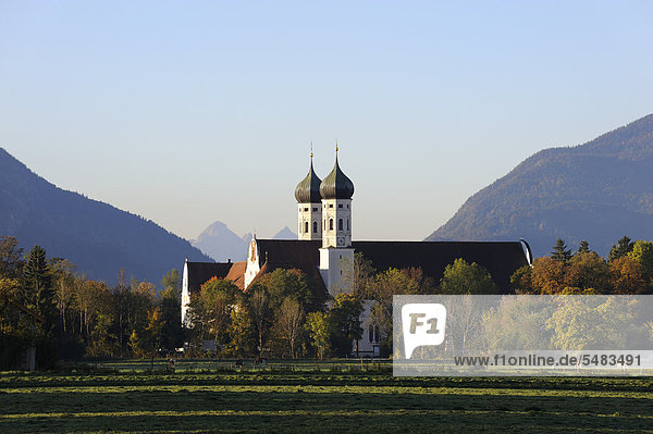 Kloster Benediktbeuern  Morgenstimmung  Oberbayern  Bayern  Deutschland  Europa  ÖffentlicherGrund