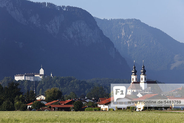 Schloss Hohenaschau  Pfarrkirche in Aschau im Chiemgau  Oberbayern  Bayern  Deutschland  Europa  ÖffentlicherGrund