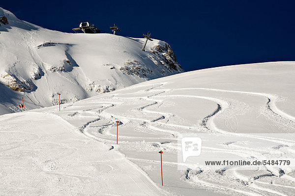 Skispuren im Schnee  Winter  Zugspitz-Region  Alpen  Bayern  Deutschland  Europa