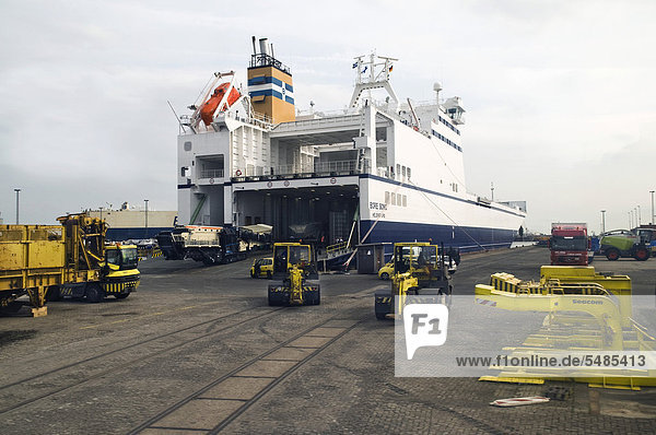 Verladeterminal im Überseehafenbereich für Großfahrzeuge und Maschinen  Frachtschiff hinten wird beladen  Bremerhaven  Bremen  Deutschland  Europa
