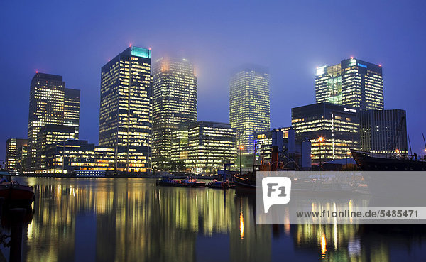 Bürogebäude in Canary Wharf  Finanzzentrum  die Spitzen der Hochhäuser verschwinden im Nebel  Docklands  London  England  Großbritannien  Europe
