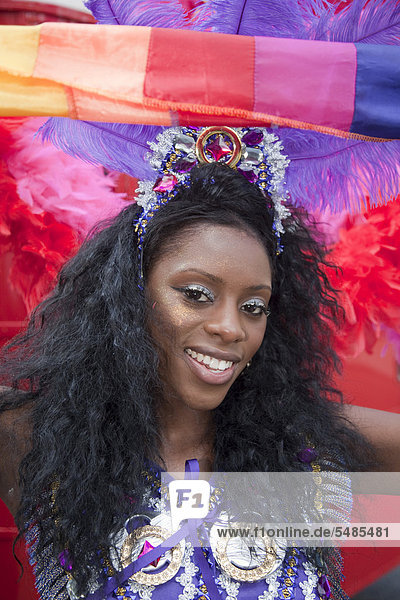 Junge schwarze Frau  Notting Hill Carnival  Karnevalsumzug  Notting Hill  London  England  Großbritannien  Europa