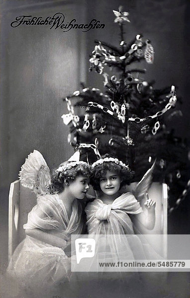 Mädchen  Engel  sitzen vor Weihnachtsbaum  Weihnachten  historische Fotografie