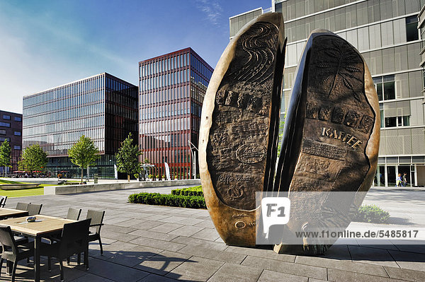 Skulptur einer Kaffeebohne an der International Coffee Plaza in der Hafencity von Hamburg  Deutschland  Europa