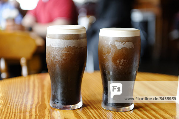 Zwei Gläser Guinness Bier  Irland  Europa