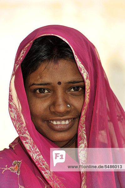 Junge Inderin  Portrait  Galta-Schlucht  Jaipur  Rajasthan  Nordindien  Indien  Asien