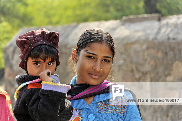 Young Indian woman with a child  portrait  Galta gorge  Jaipur  Rajasthan  North India  Asia