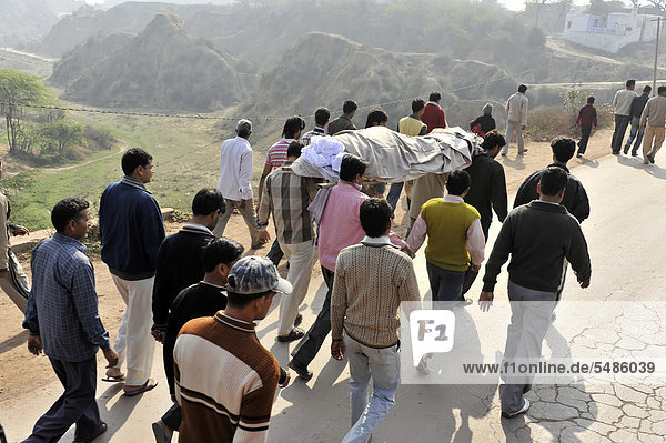 Beerdigung  Trauerzug  Nähe Gwalior  Rajasthan  Nordindien  Asien