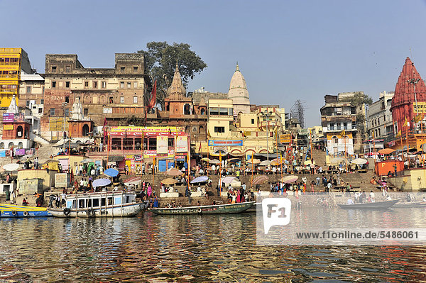 Boot Fluss Ganges ghat Varanasi Indien Südasien Mittlerer Osten Uttar Pradesh